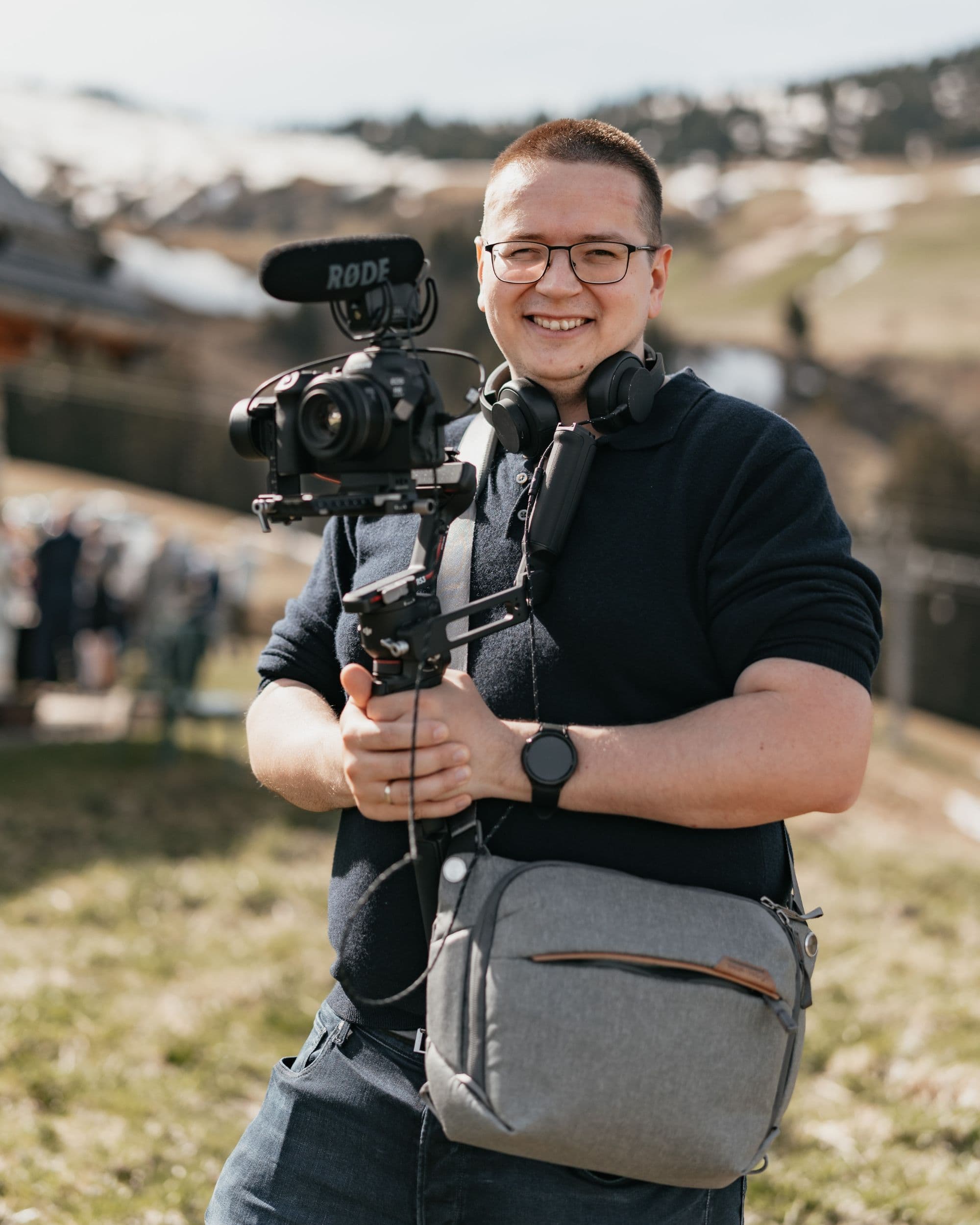 Andrei Mishchenko, fondateur de REPLAY Studio, caméra sur stabilisateur à la main